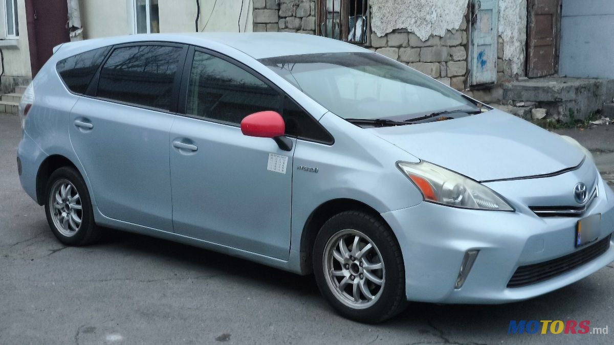 2012' Toyota Prius v photo #2