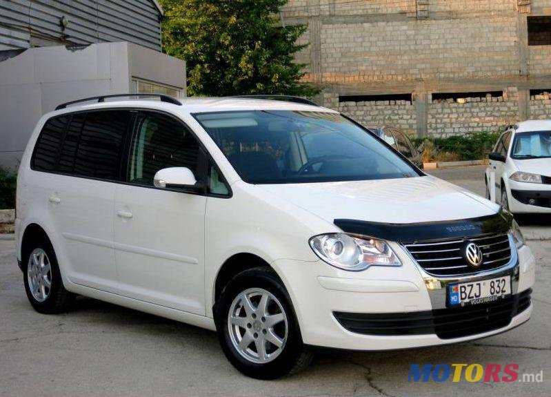 2008' Volkswagen Touran photo #1