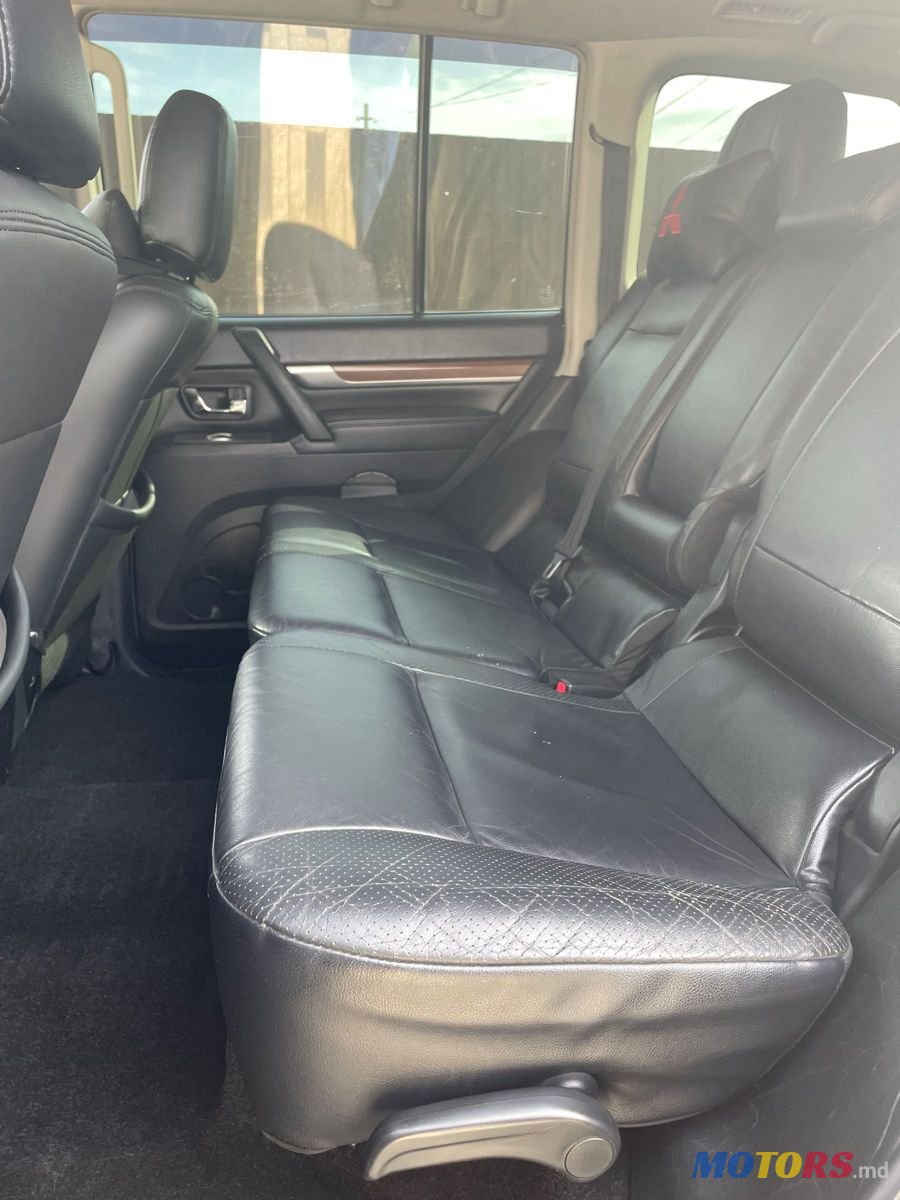 2008' Mitsubishi Pajero photo #5