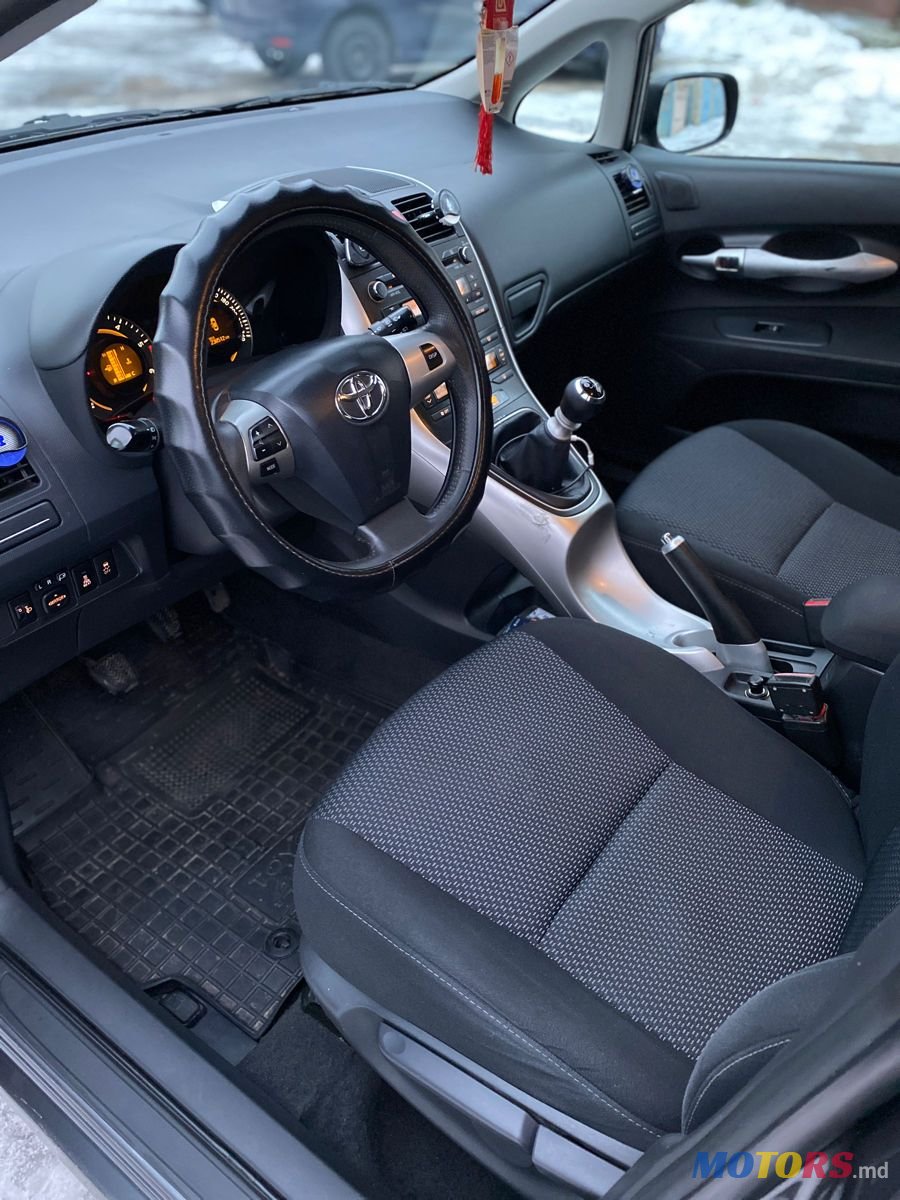 2011' Toyota Auris photo #5