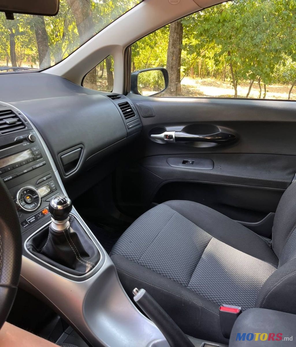 2011' Toyota Auris photo #5
