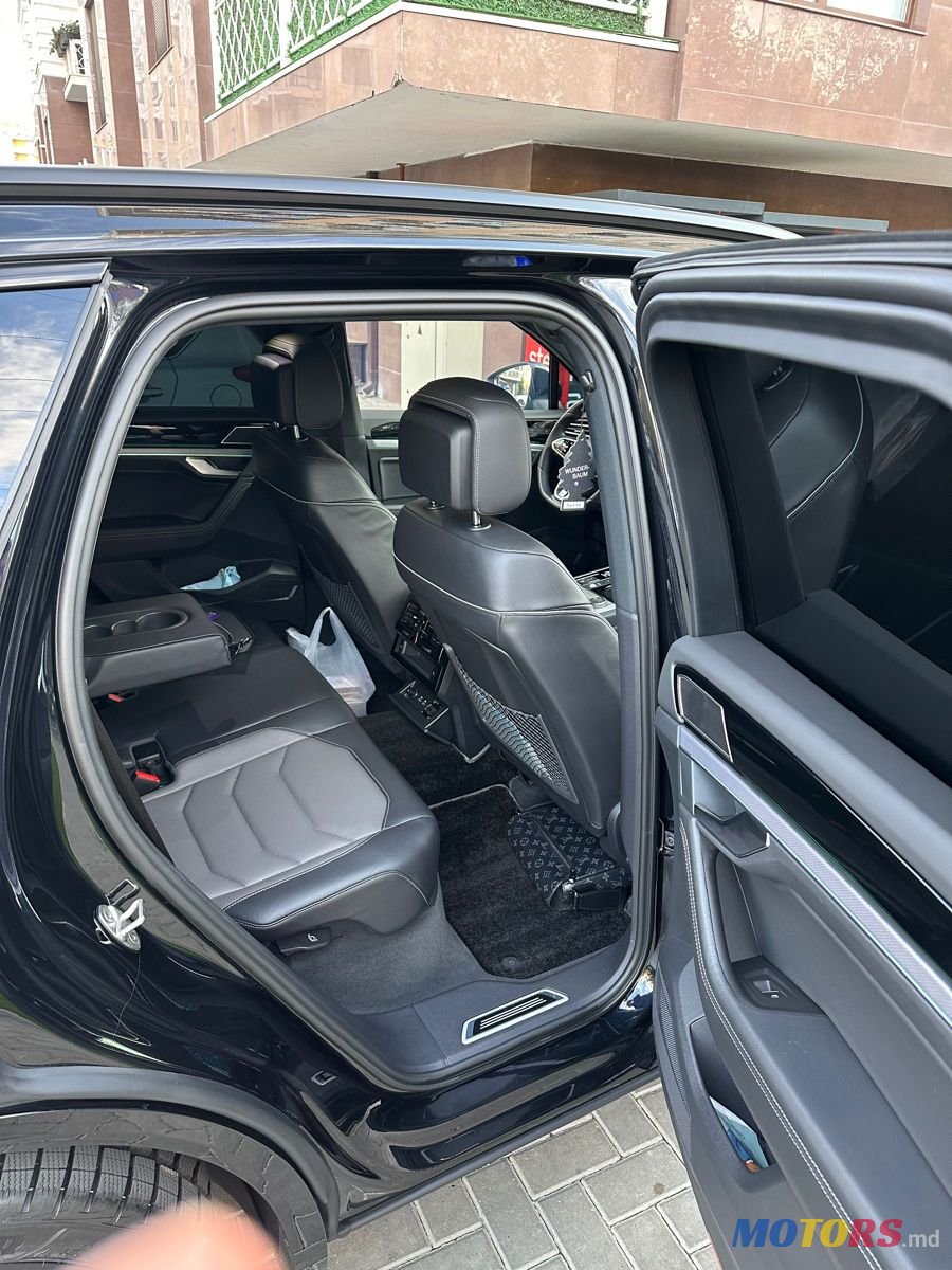 2022' Volkswagen Touareg photo #6