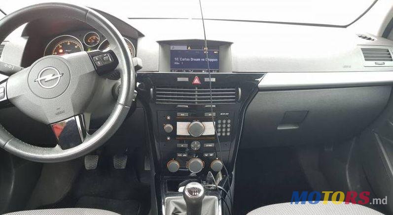 2010' Opel Astra photo #1