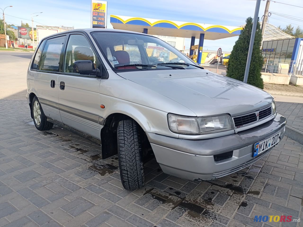 1993' Mitsubishi Space Runner photo #2