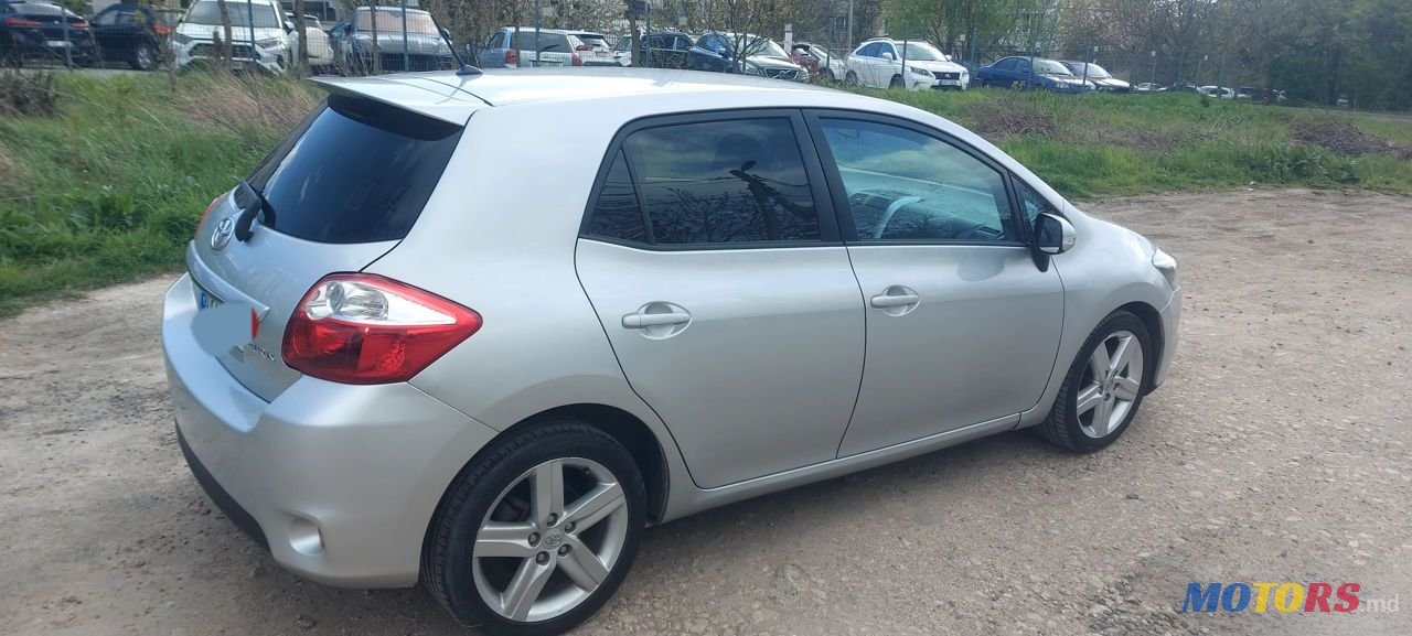 2011' Toyota Auris photo #5
