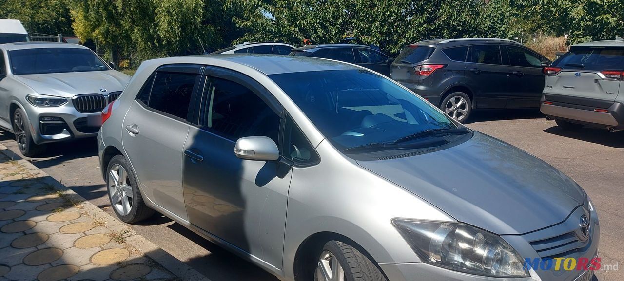 2011' Toyota Auris photo #2