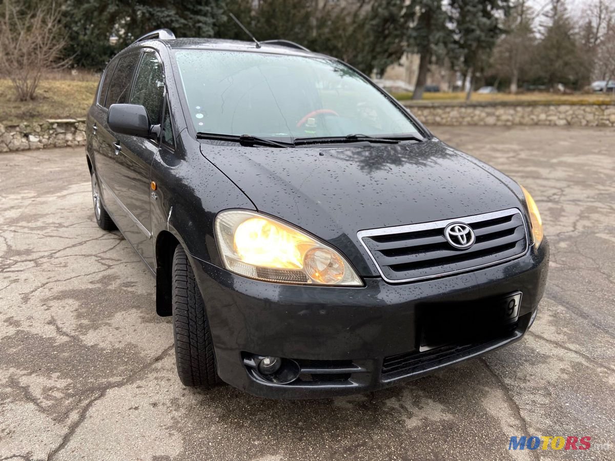 2003' Toyota Avensis Verso photo #2