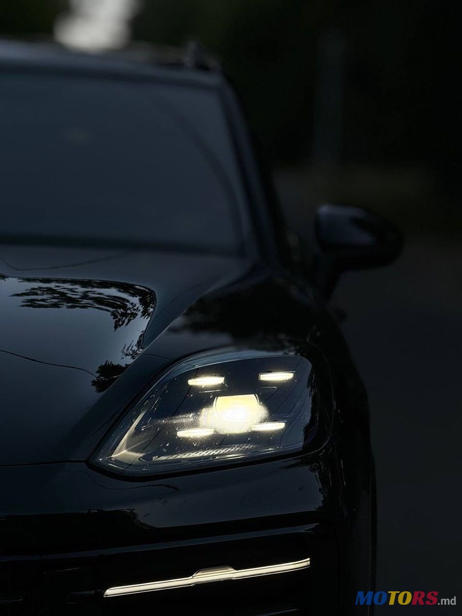 2023' Porsche Cayenne photo #2