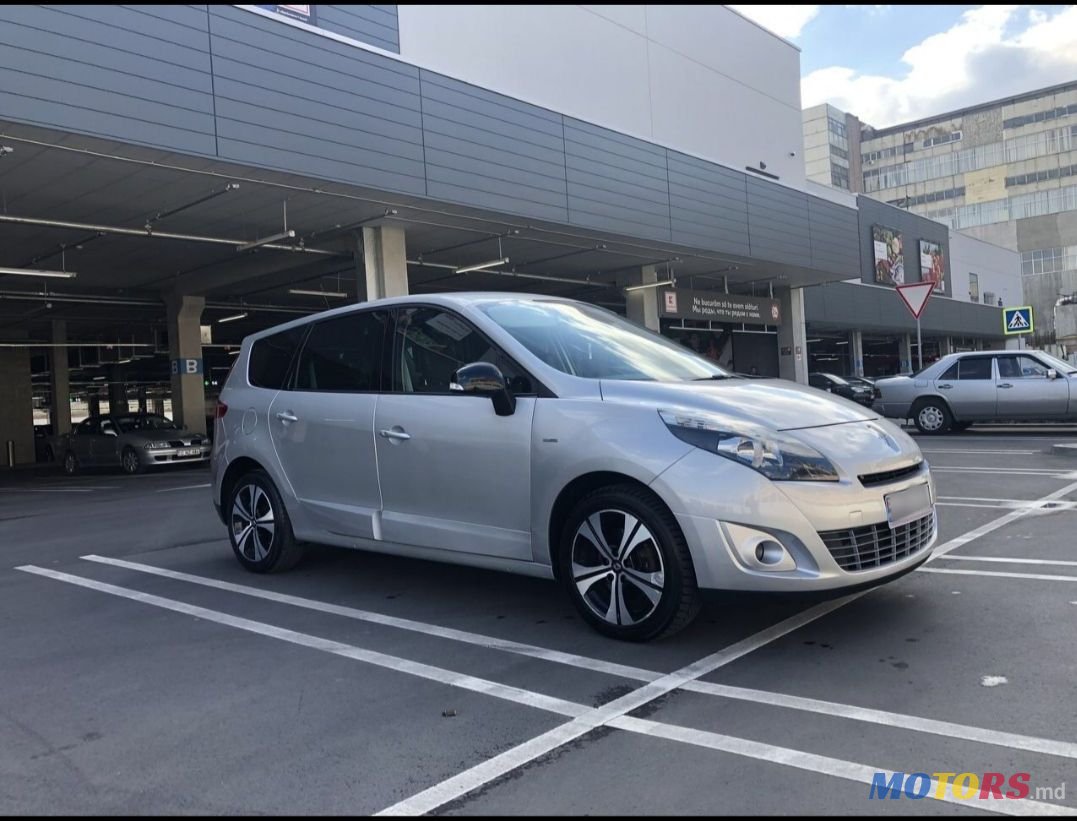 2010' Renault Grand Scenic photo #3