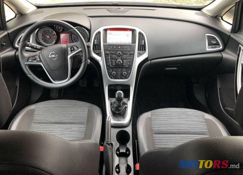2014' Opel Astra photo #2