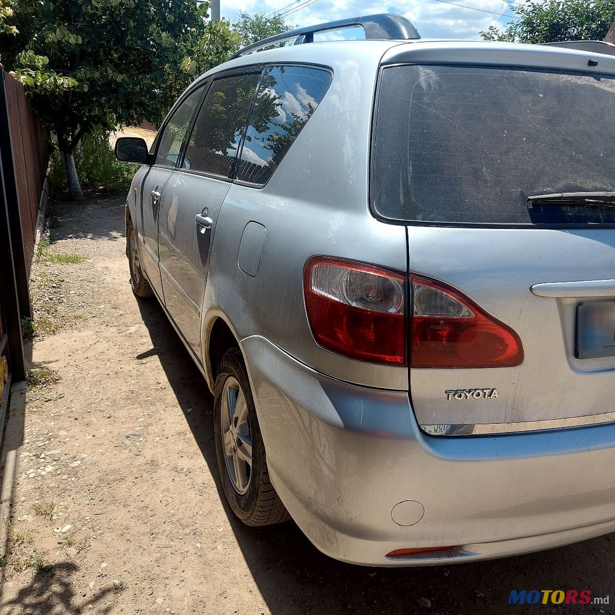 2004' Toyota Avensis Verso photo #4
