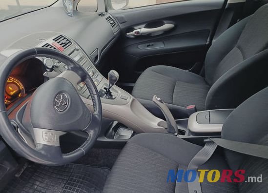2007' Toyota Auris photo #5