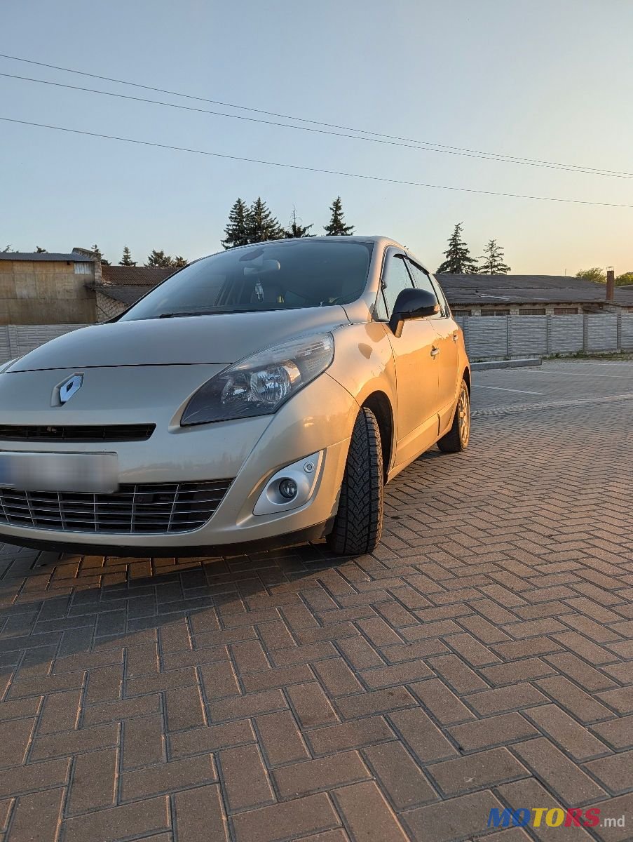 2012' Renault Grand Scenic photo #2
