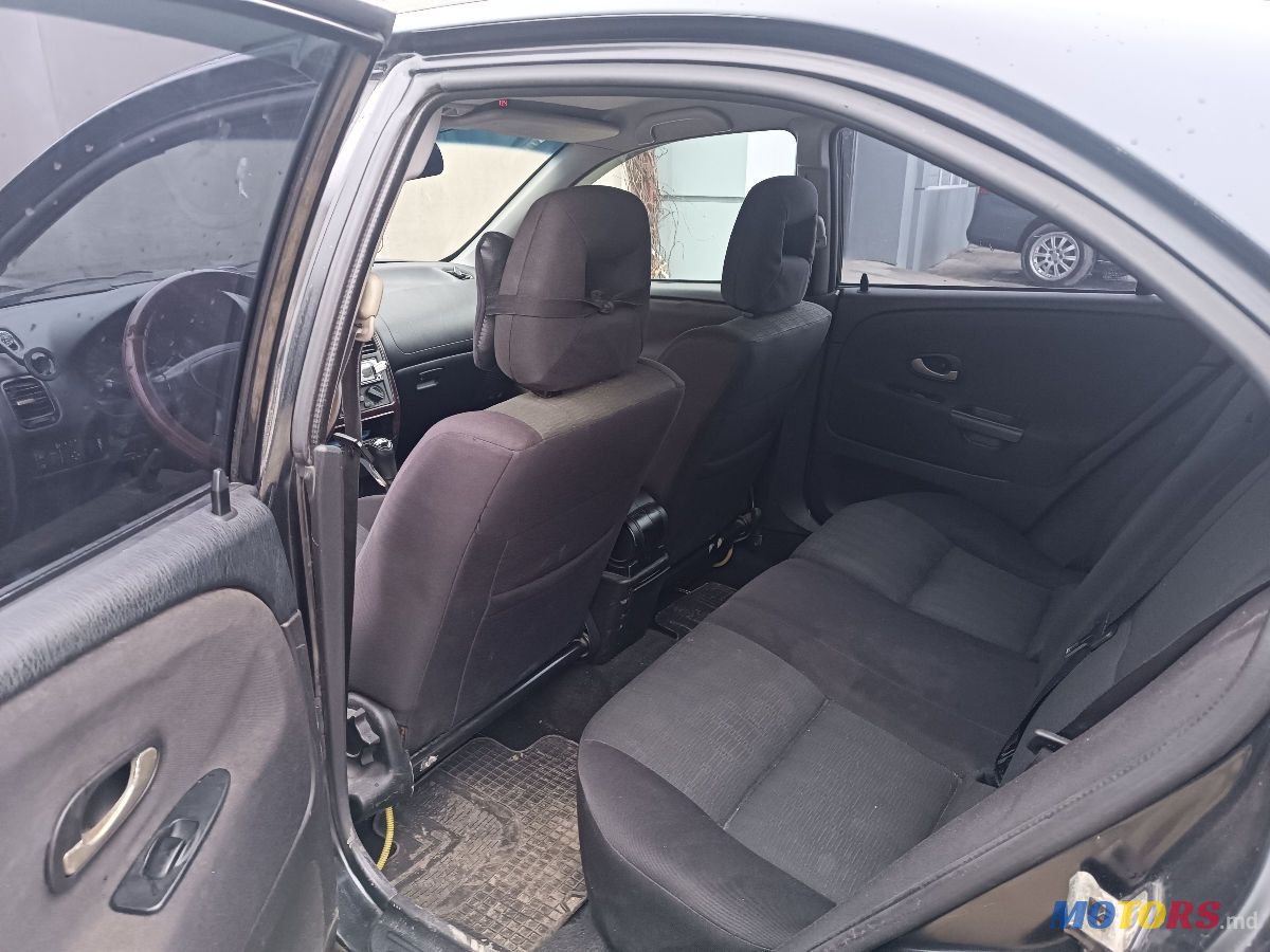 2001' Mitsubishi Carisma photo #5