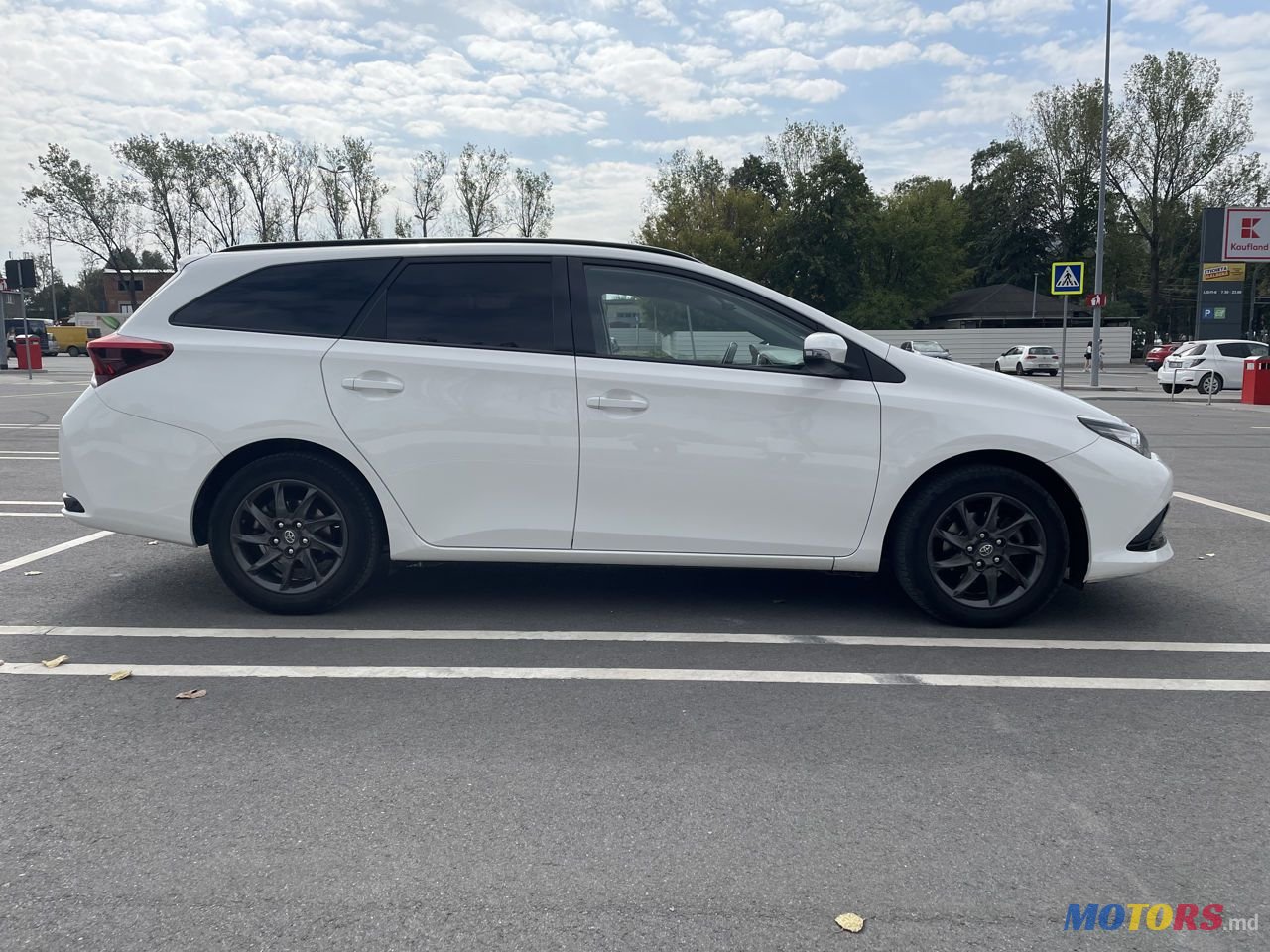 2016' Toyota Auris photo #3