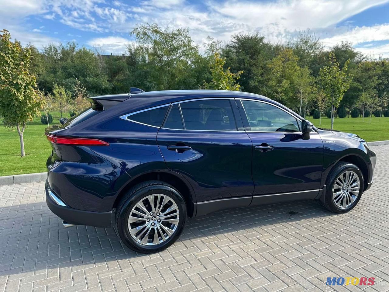 2021' Toyota Venza photo #3
