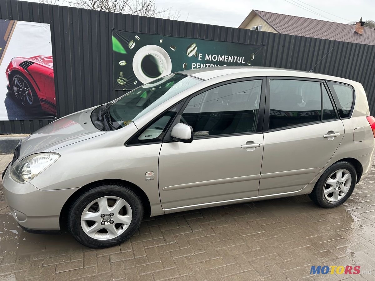 2002' Toyota Corolla Verso photo #2