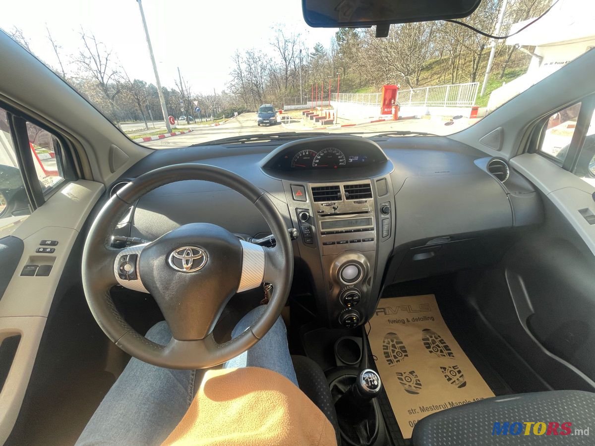 2010' Toyota Yaris photo #5