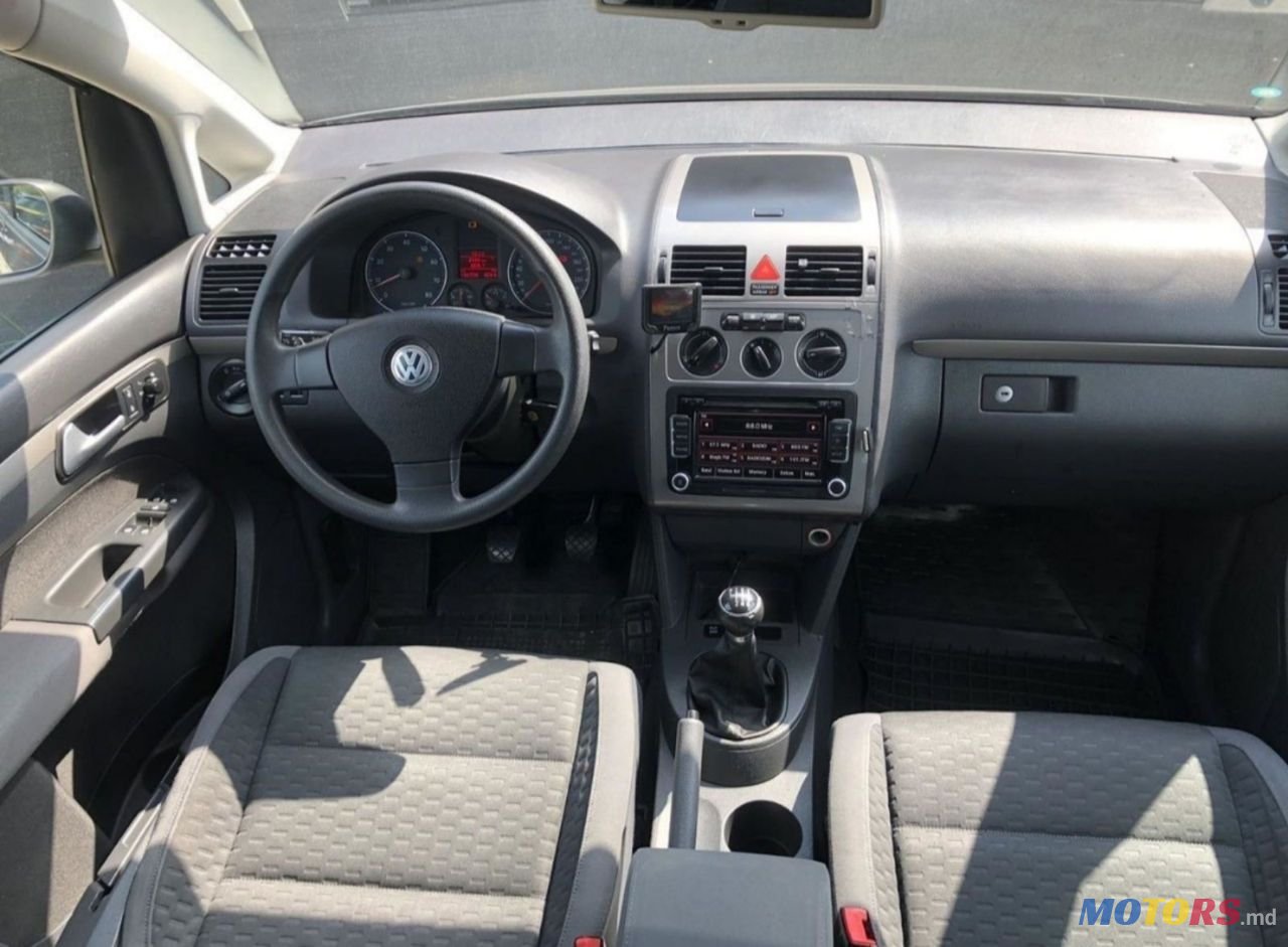 2009' Volkswagen Touran photo #3