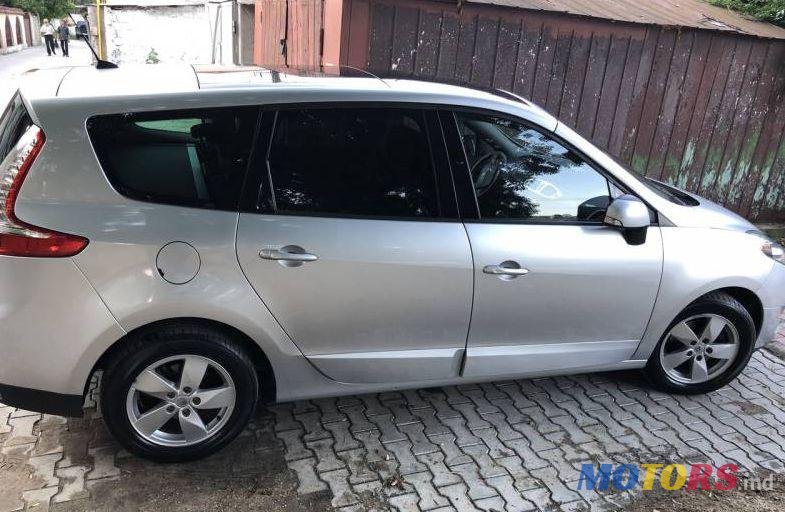 2010' Renault Grand Scenic photo #1