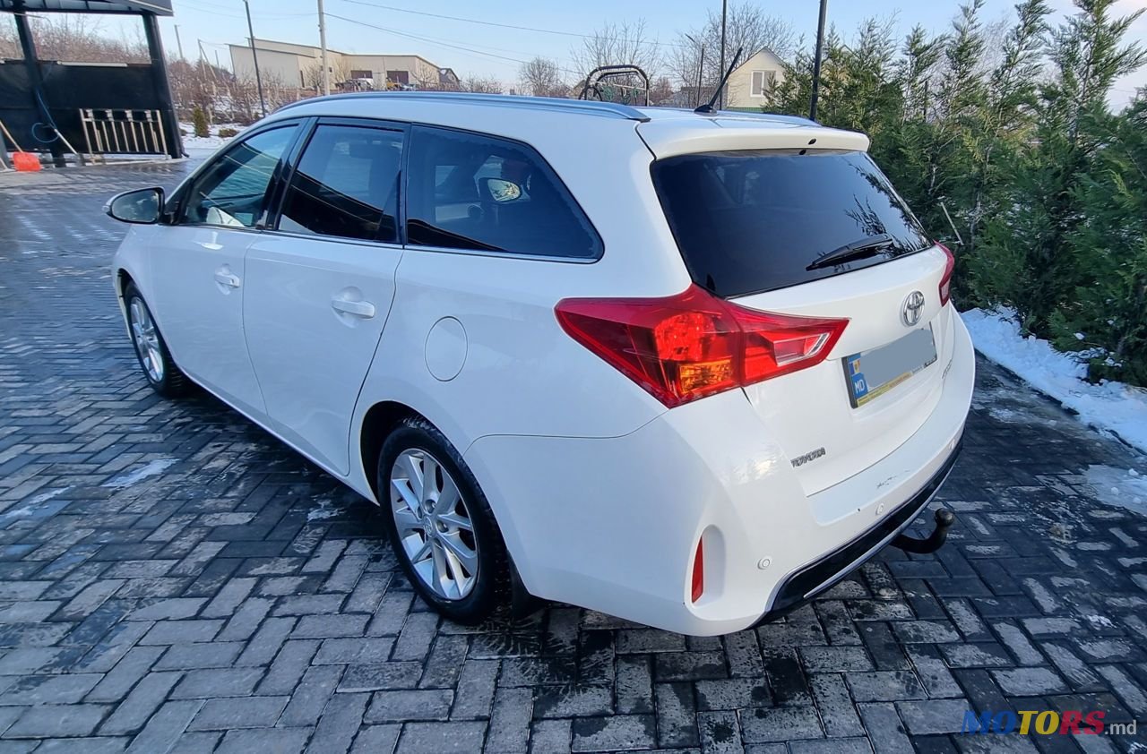 2013' Toyota Auris photo #3