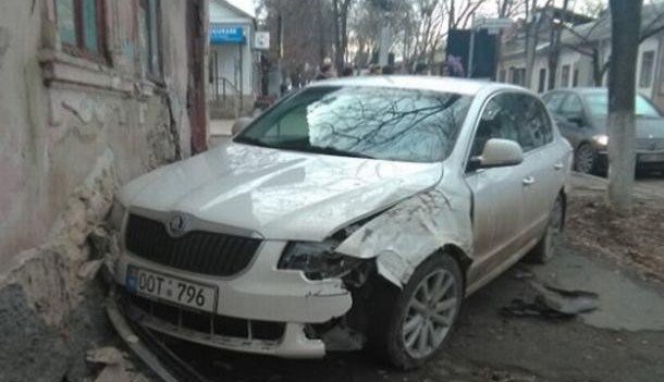Авария в центре города, такси протаранило автомобиль Skoda, который влетел в стену жилого дома