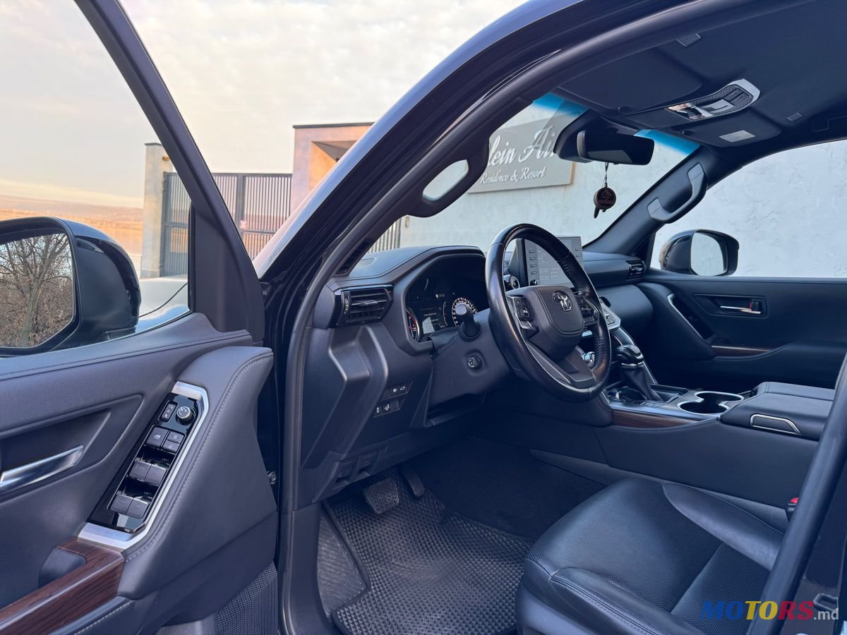 2021' Toyota Land Cruiser photo #6