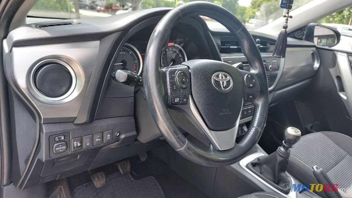 2013' Toyota Auris photo #4