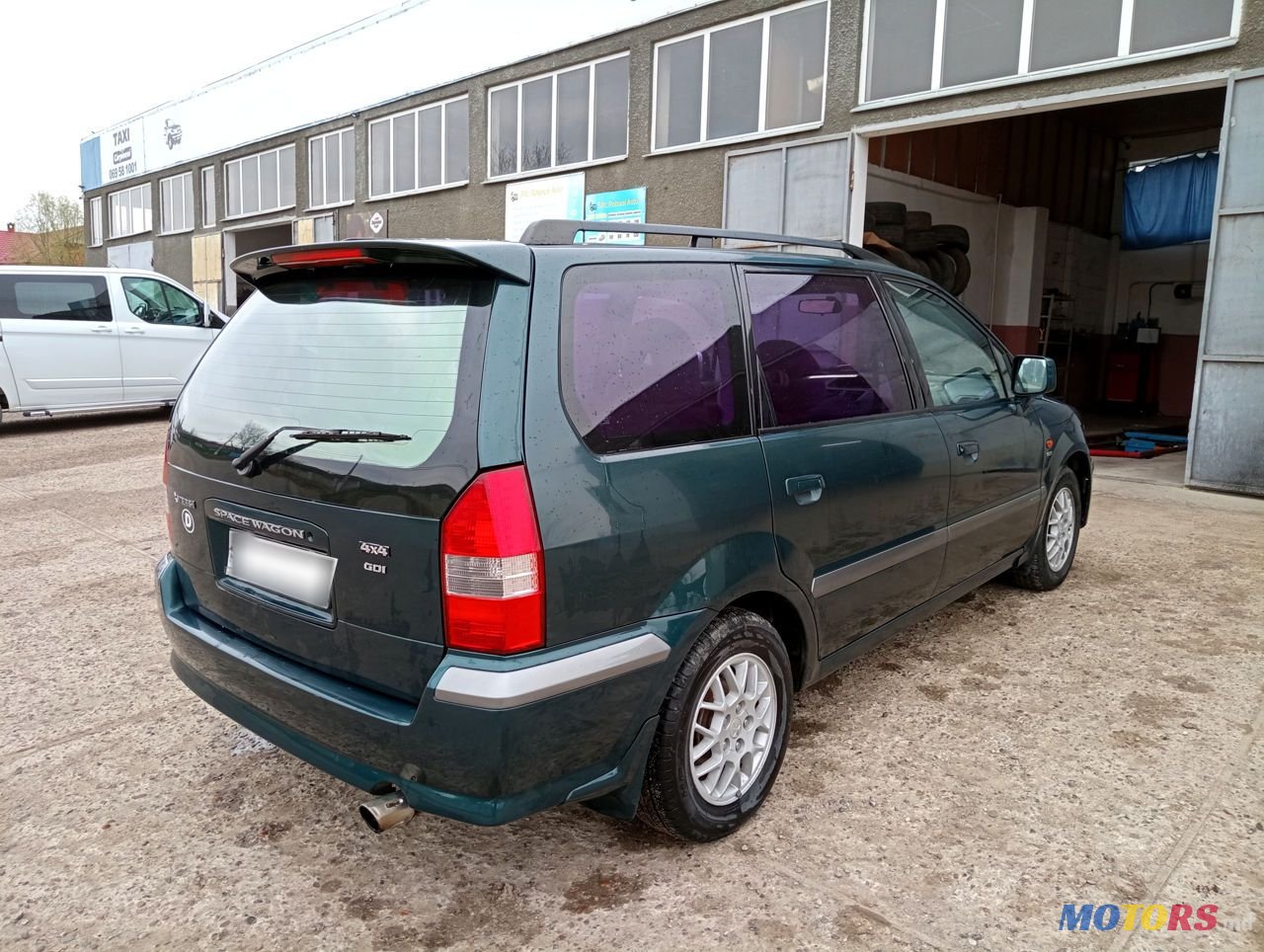 2000' Mitsubishi Space Wagon photo #4
