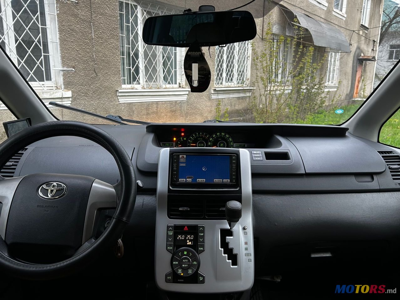 2008' Toyota Voxy photo #5