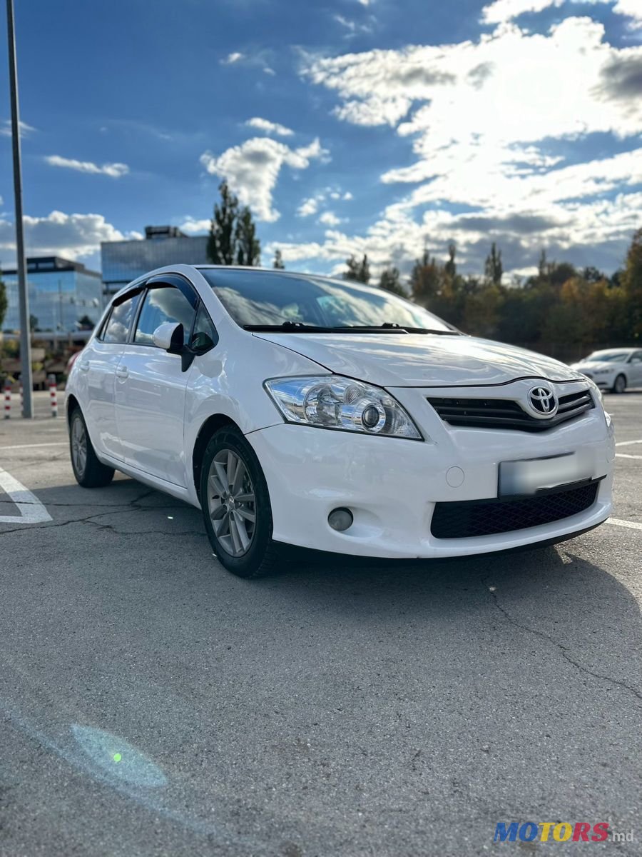 2011' Toyota Auris photo #1