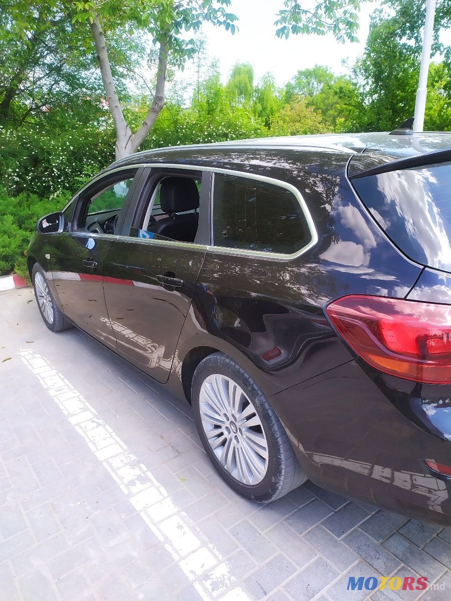 2011' Opel Astra photo #6