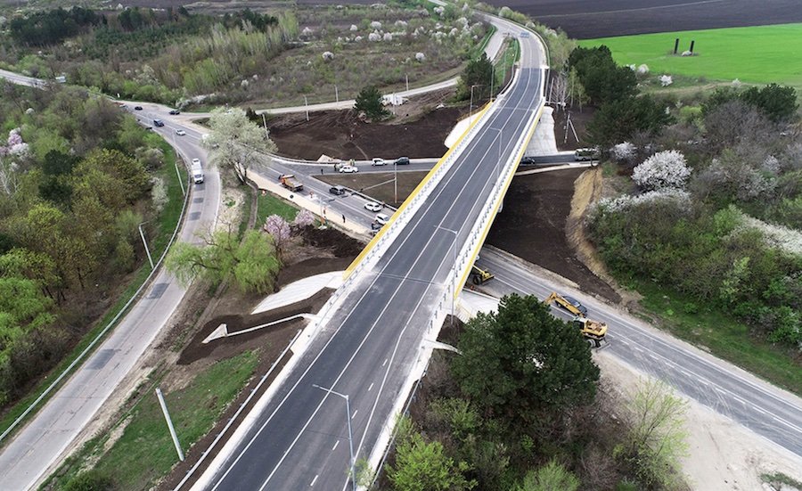 Podul reconstruit de pe traseul M5 de lângă Cricova a fost finalizat cu tot cu drumurile de acces adiacente, fiind una din cele mai complexe lucrări la poduri din Moldova