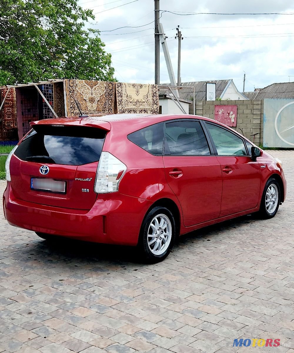 2013' Toyota Prius V photo #2