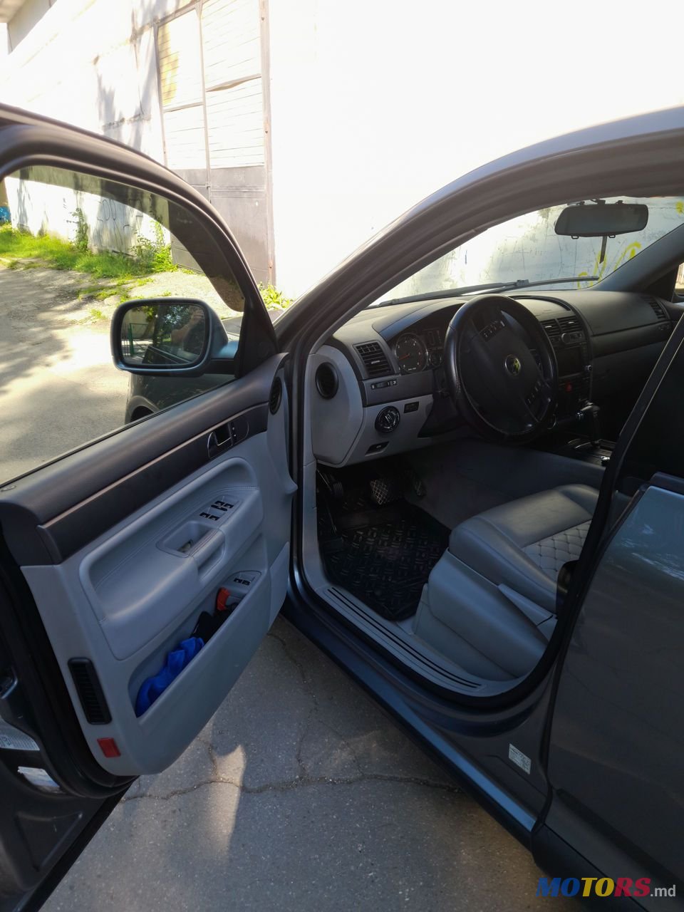 2005' Volkswagen Touareg photo #1