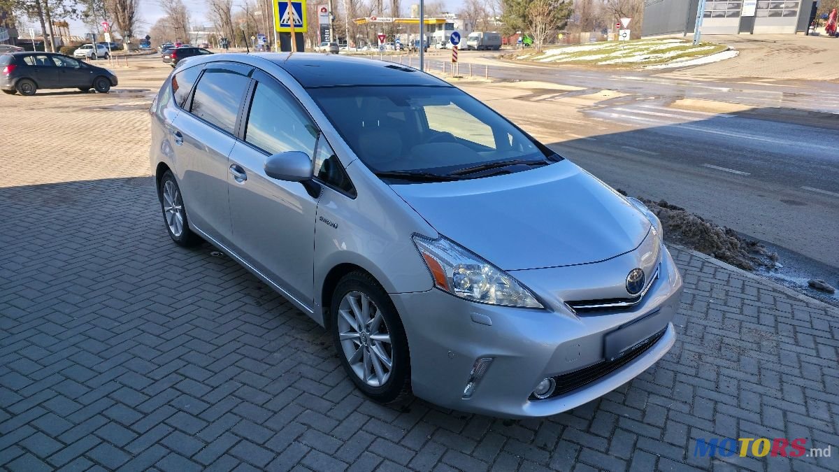 2011' Toyota Prius v photo #2