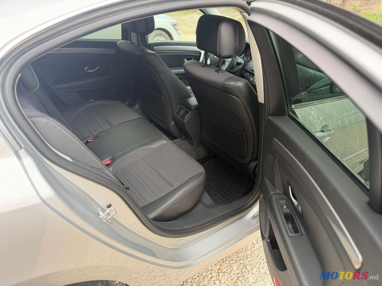 2011' Renault Laguna photo #6