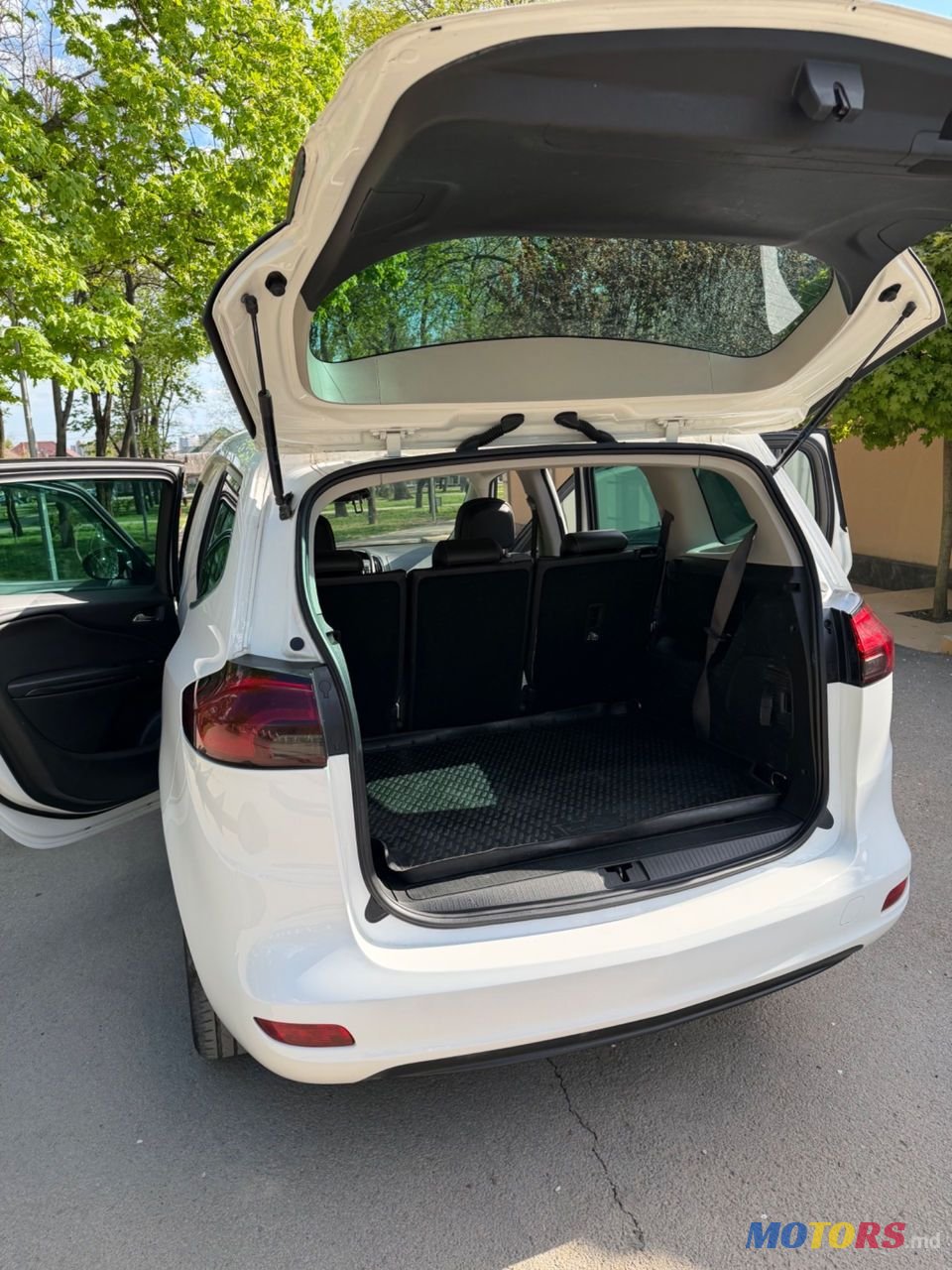 2015' Opel Zafira photo #2