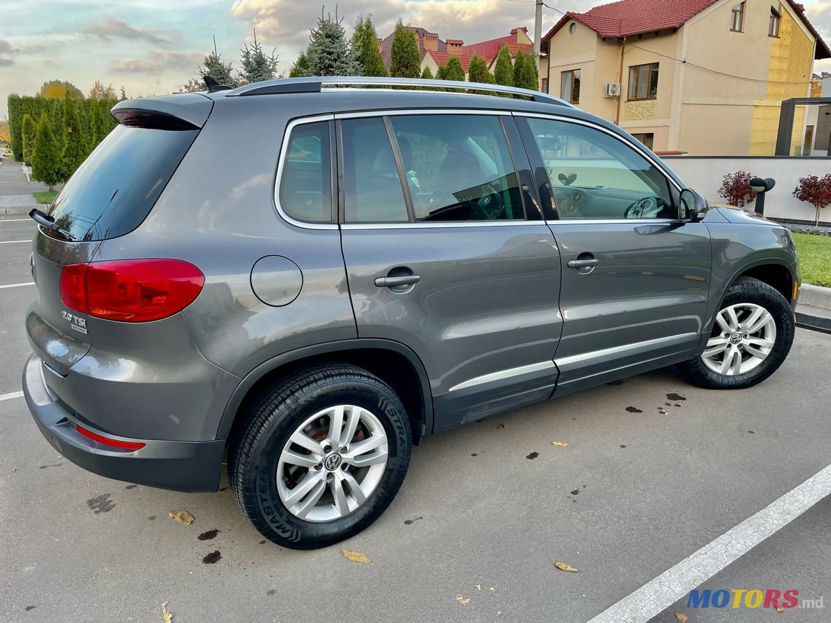 2012' Volkswagen Tiguan photo #3