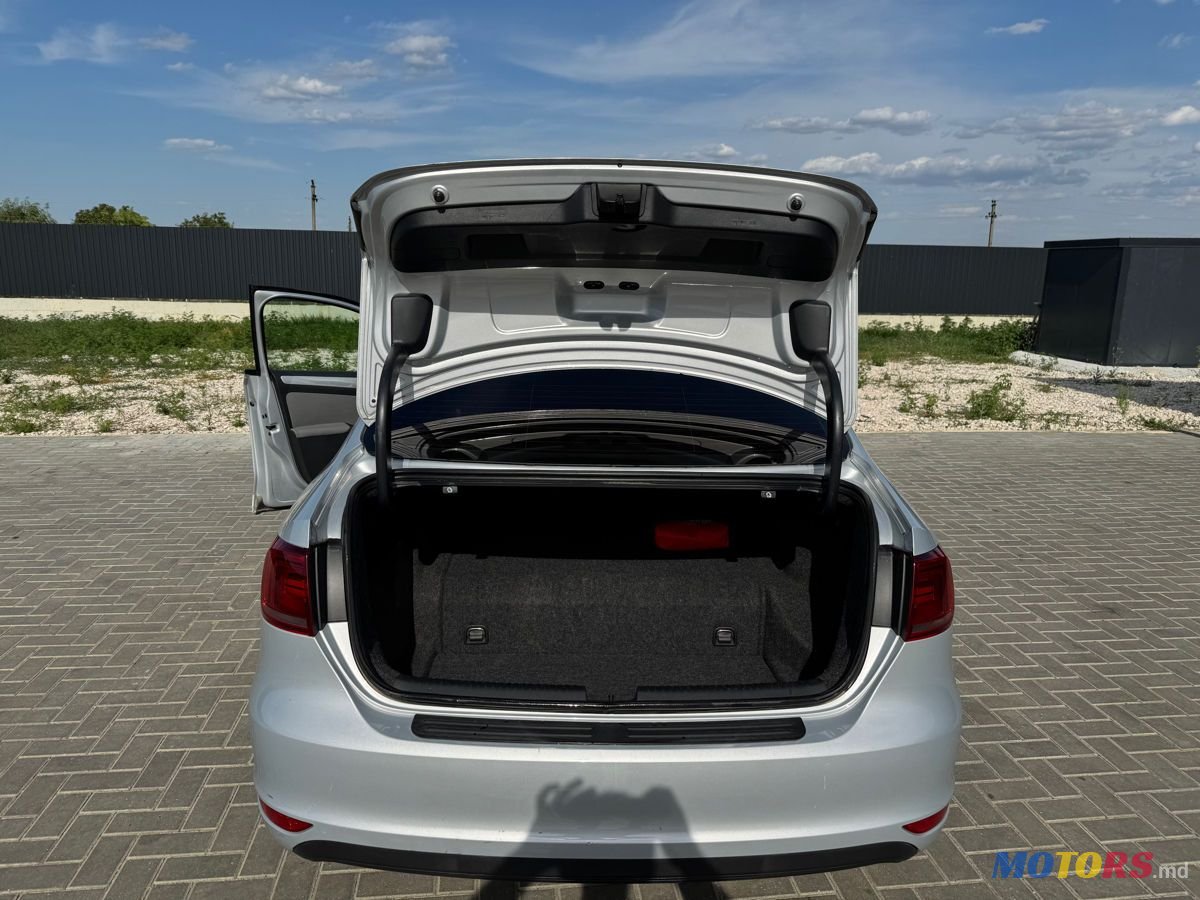 2012' Volkswagen Jetta photo #3