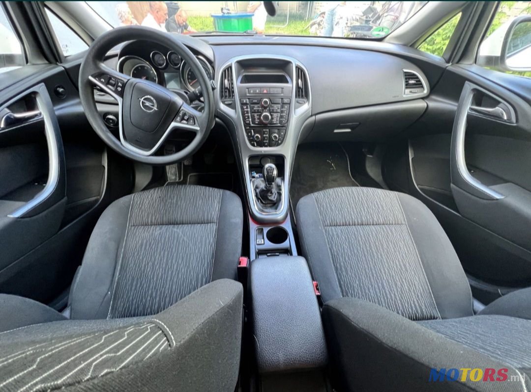 2014' Opel Astra photo #5