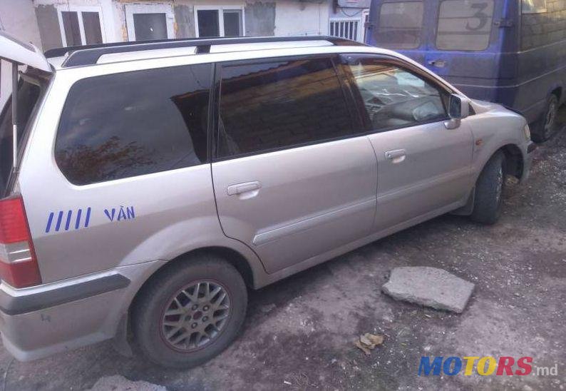 2000' Mitsubishi Space Runner photo #2