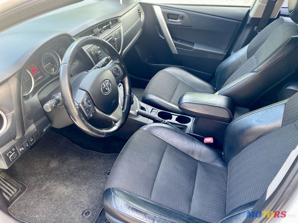 2013' Toyota Auris photo #5