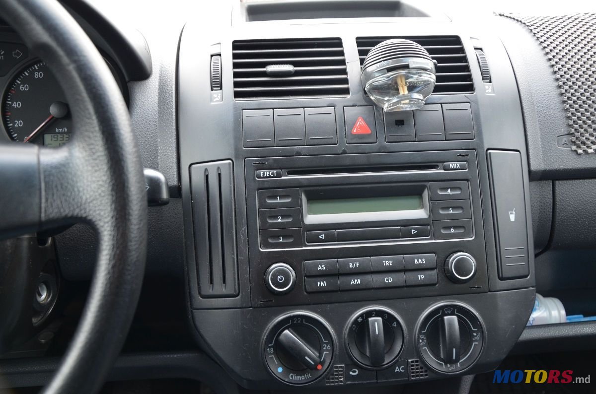 2008' Volkswagen Polo photo #5