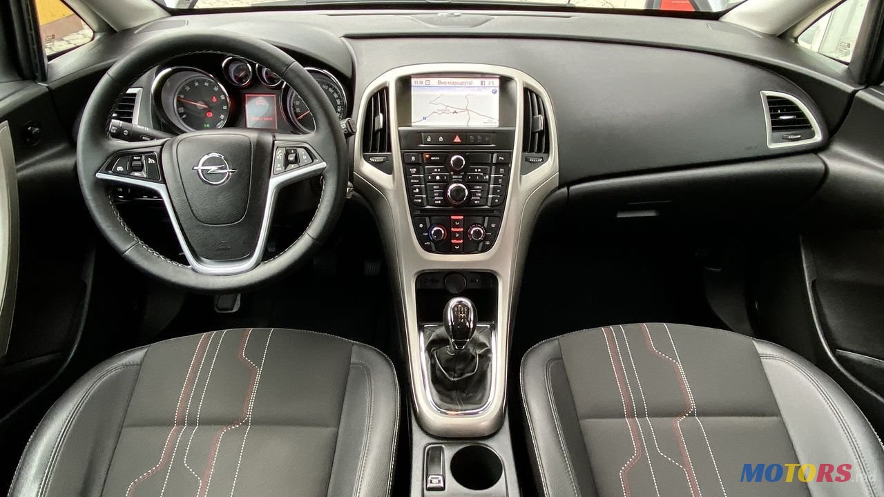 2012' Opel Astra photo #6