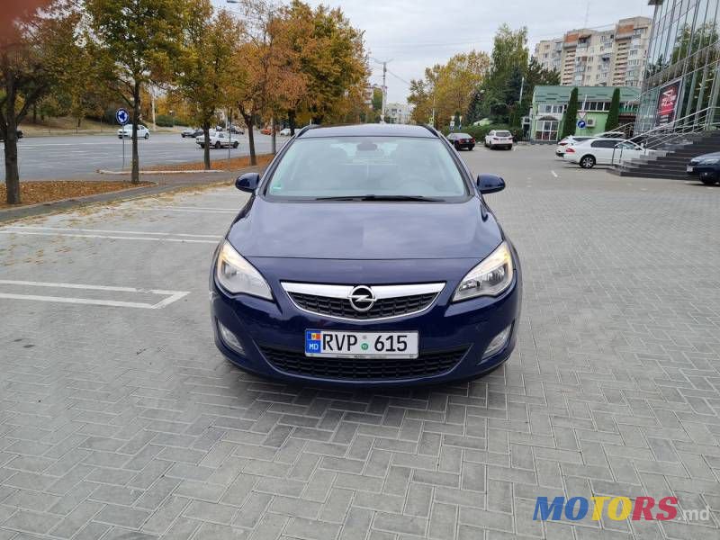 2011' Opel Astra photo #1