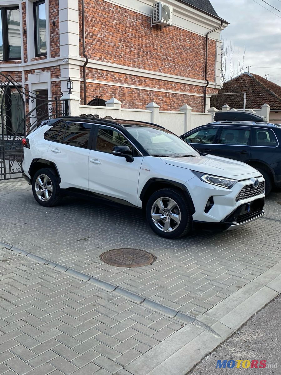 2019' Toyota RAV4 photo #4