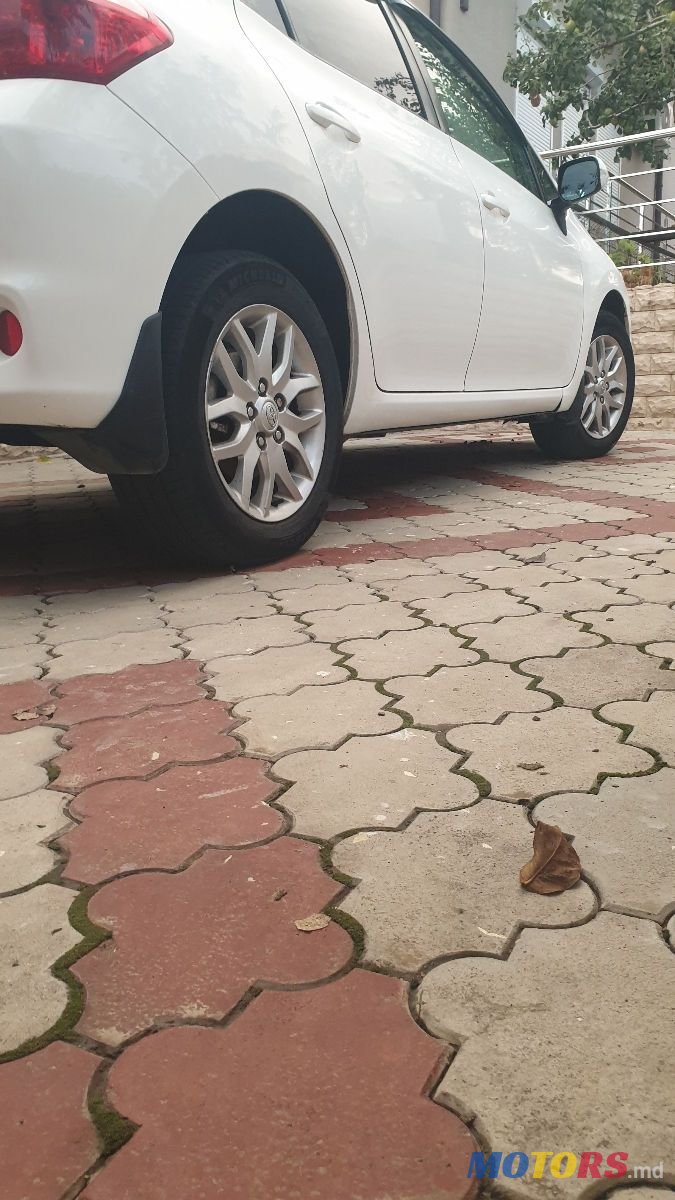 2011' Toyota Auris photo #6