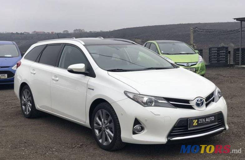 2013' Toyota Auris photo #1