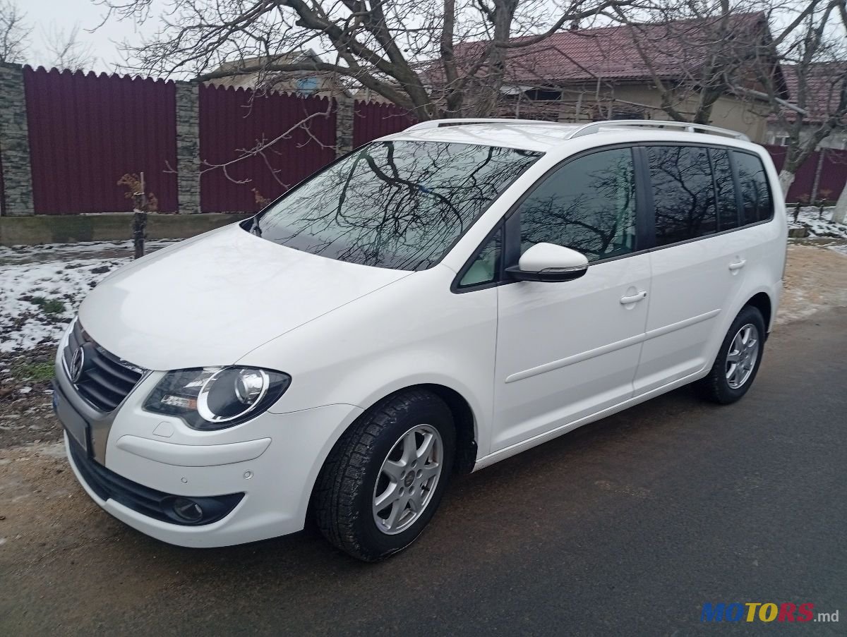 2010' Volkswagen Touran photo #1